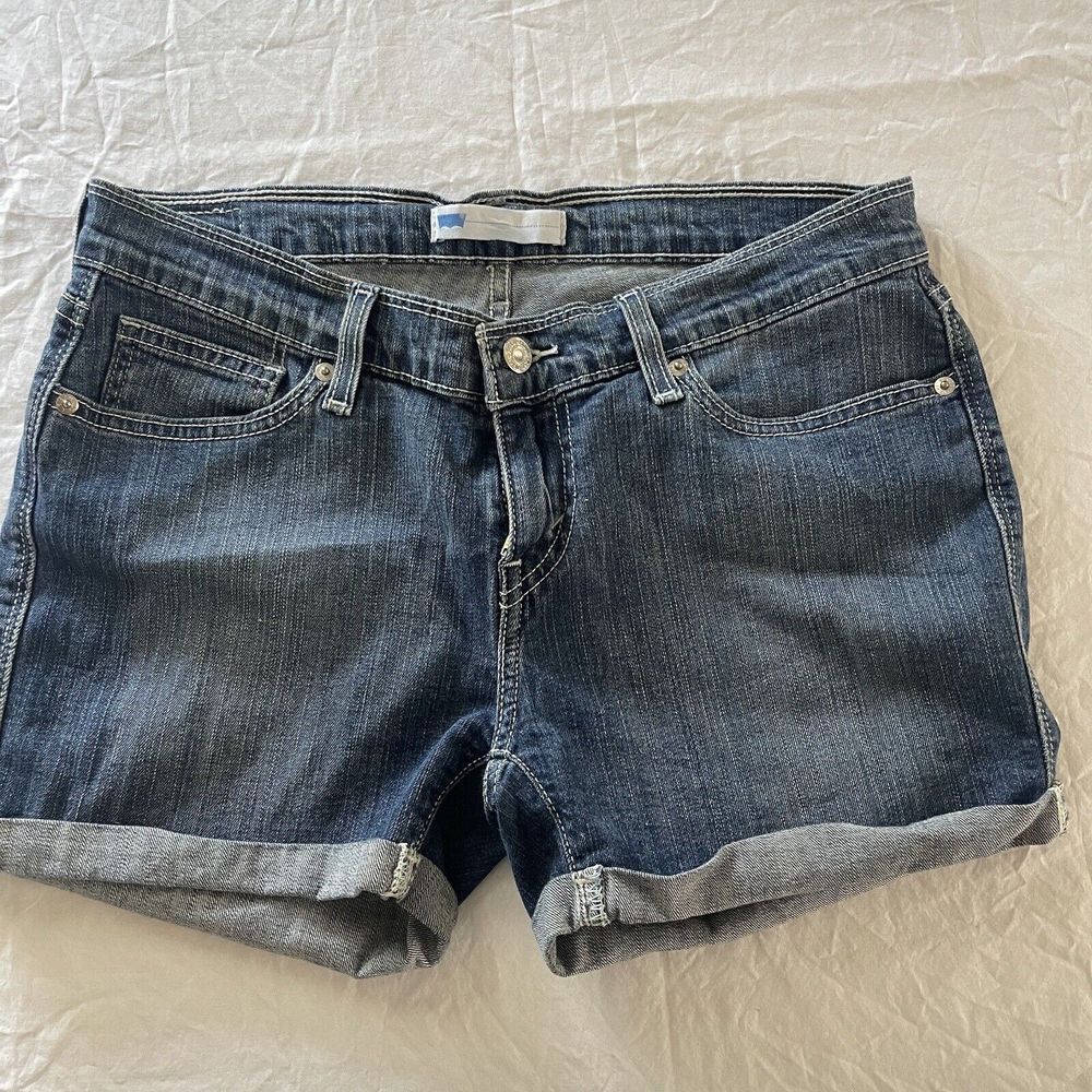 Levi's Jean Shorts Women's‎ Size 31 Cuffed Medium Wash Denim